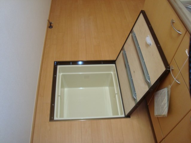 ムーンガーデン弐番館 床下収納
