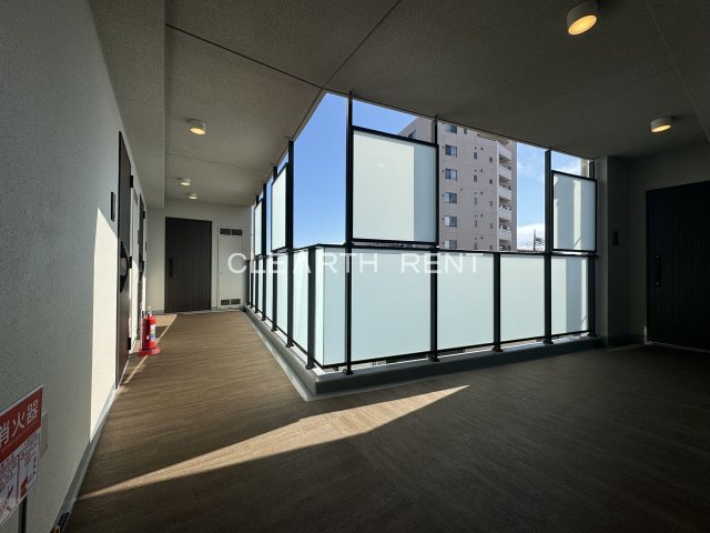 コンシェリア池上 ＴＨＥ ＲＥＳＩＤＥＮＣＥ3階 日中はお日様が差し込む廊下