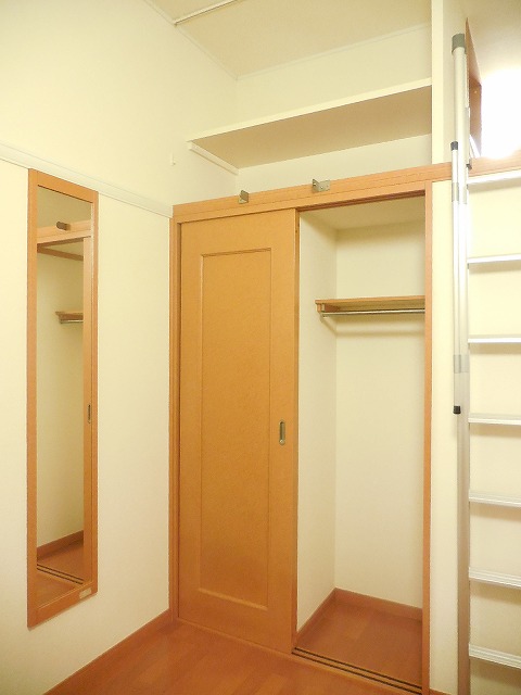 レオパレスラピスライト104号室 内観