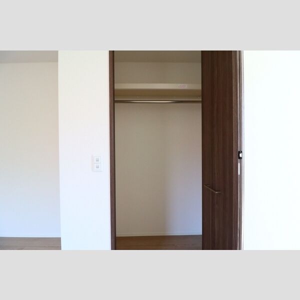 グラナーデ新宿201号室 クローゼット