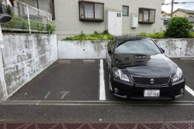 第五春実マンション安塚 駐車場