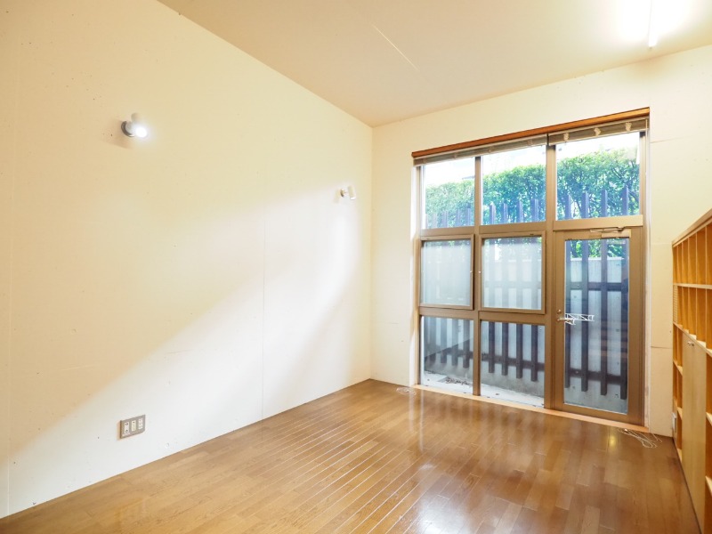 NTPRレジデンス下馬1階 リビング