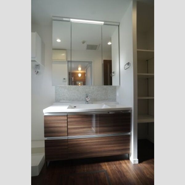 プレスタンテ中葛西Ⅱ403号室 三面鏡洗面台脇には、棚収納があり小物入れに便利です。