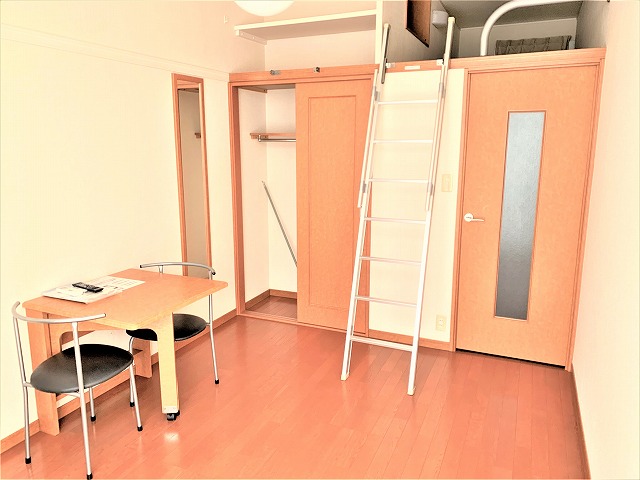 レオパレスサンシティー114号室 リビング