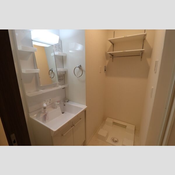 セレスティア白鳥108号室 洗濯機設置場所　洗面所