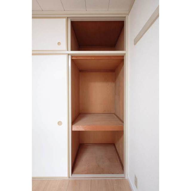 メゾンリヴィエール301号室 奥左洋室