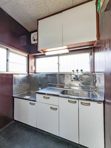 庭付き戸建て馬橋ハウス 窓もあり収納たっぷりで使いやすいキッチン！換気扇を新調♪