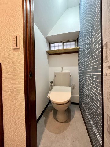 ヴィンテージBAR武蔵野川越　デザイナーズリノベ戸建 ブルーのレンガ柄がアクセント