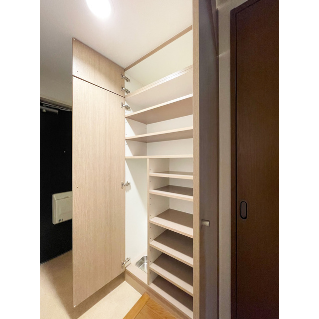 ルクレ川口イースト0702号室 靴箱