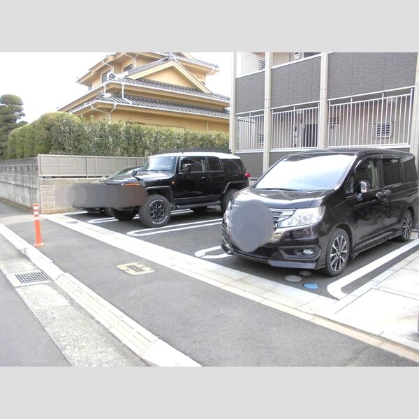 モンターニュ 駐車場