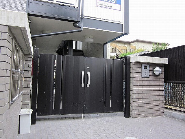 レオパレスサンマリー３ 玄関