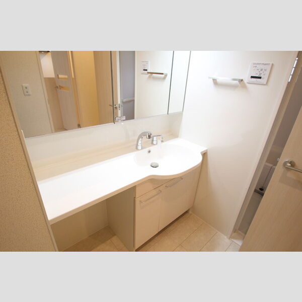 クレール扇105号室 ワイド3面ミラーの洗髪洗面化粧台♪