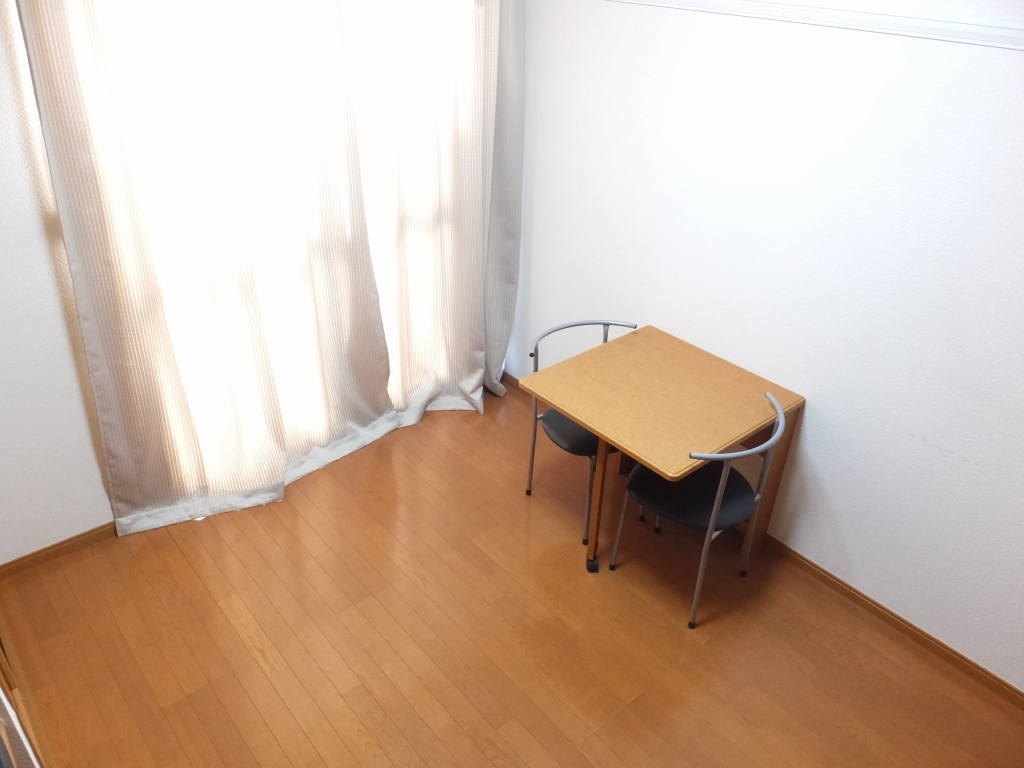 レオパレス水際邸109号室 備え付けのテーブルは折り畳むことができます。