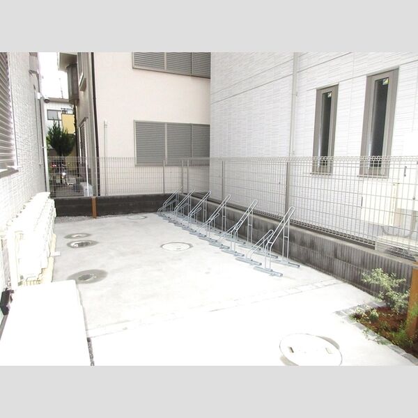 Blancheneige　A棟201号室 自転車置き場