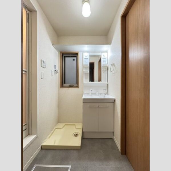 サザンカ101号室 洗面所に窓あります♪