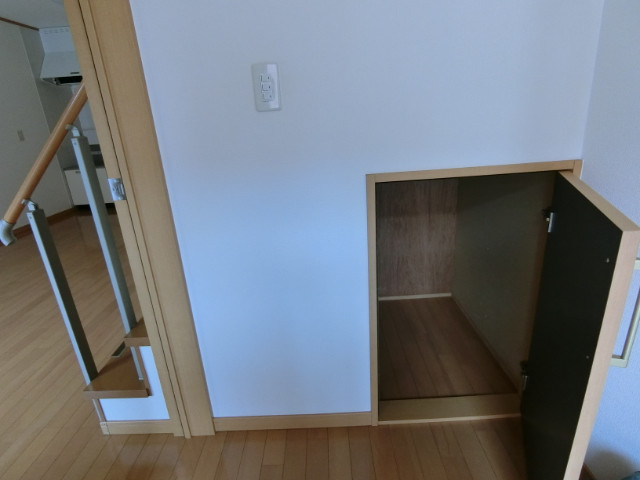 市川ガーデンヴィラ 階段下収納