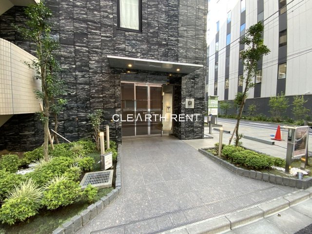 コンシェリア新橋 ＭＡＳＴＥＲ’Ｓ ＶＩＬＬＡ8階 御影石の重厚な雰囲気と緑が迎えてくれる上質なエントランス。