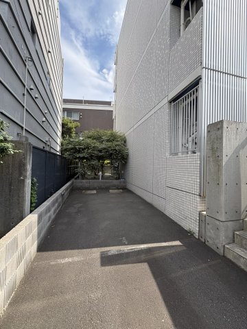 プレール・ドゥーク千歳烏山 駐車場
