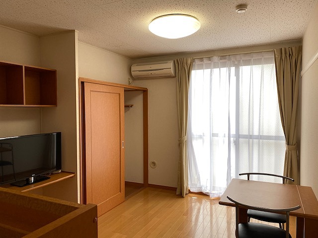 レオパレスブラン 1Fフローリング2F絨毯