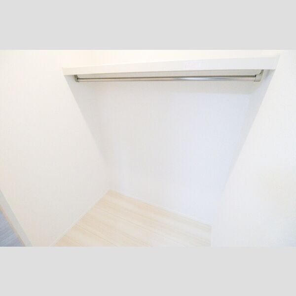 レジデンスマルニ102号室 ウォークインクローゼット(洋室3帖)