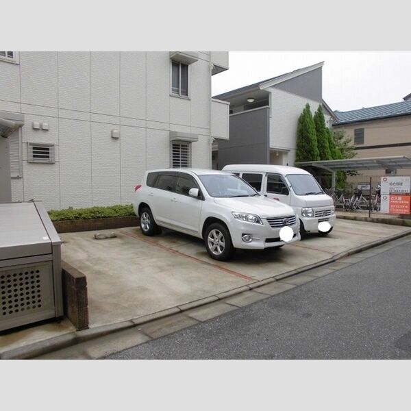 ステラ・ウノ 駐車場