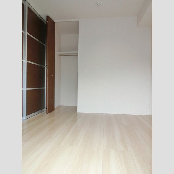 雅　弐番館103号室 バルコニー側洋室です♪