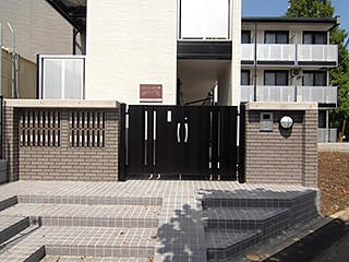 レオパレスパークビュー203号室 オートロックゲート付き。