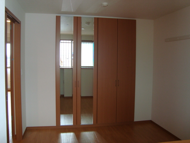 ＥＶＥＲ　ＳＨＩＮＥ　ＳＨＯＮＡＮ 洋室２