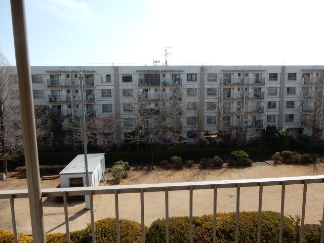 稲城市平尾住宅６６号棟401号室 前面に遮る建物がなく、日当たり・眺望ともに良好です。