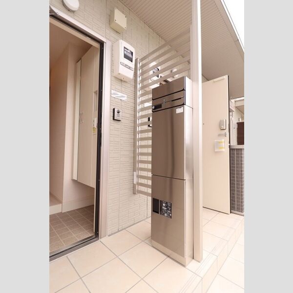 サニークレスト106号室 戸別の宅配BOXと郵便BOX