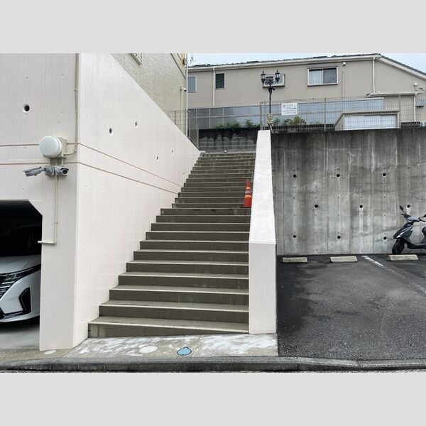 ゴールドヒルズ 建物入り口階段