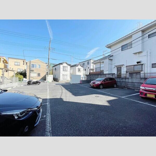 ヴィラ　弐番館 駐車場