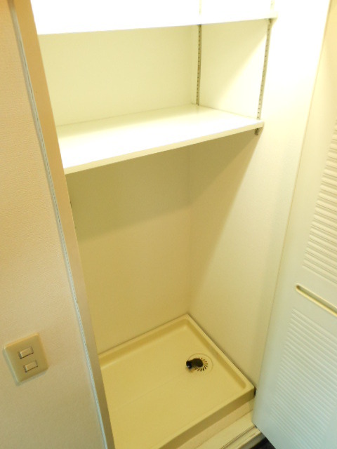 ストーク千川3階 収納付き洗濯機置場