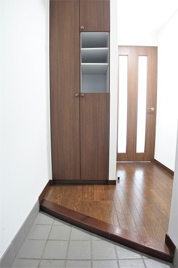 Ｔ’ｓ　ｇａｒｄｅｎ稲城4階 玄関