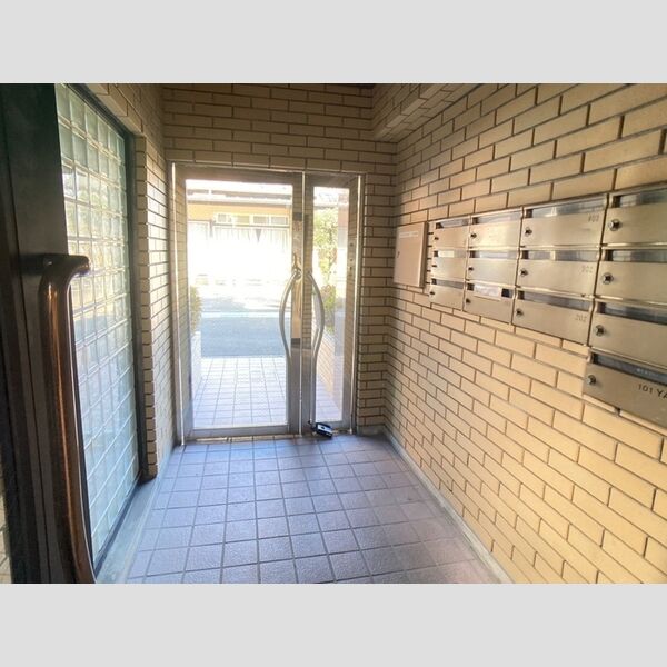 メゾン・ド・オヤマ203号室 エントランス