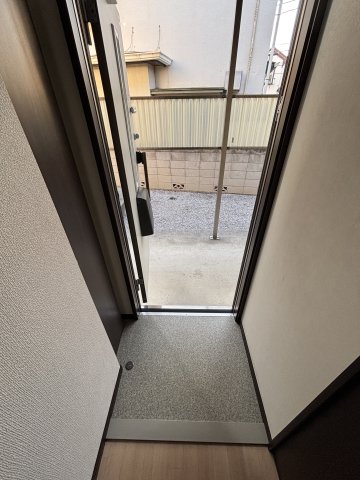 フローラルヴィレッジ101号室 玄関