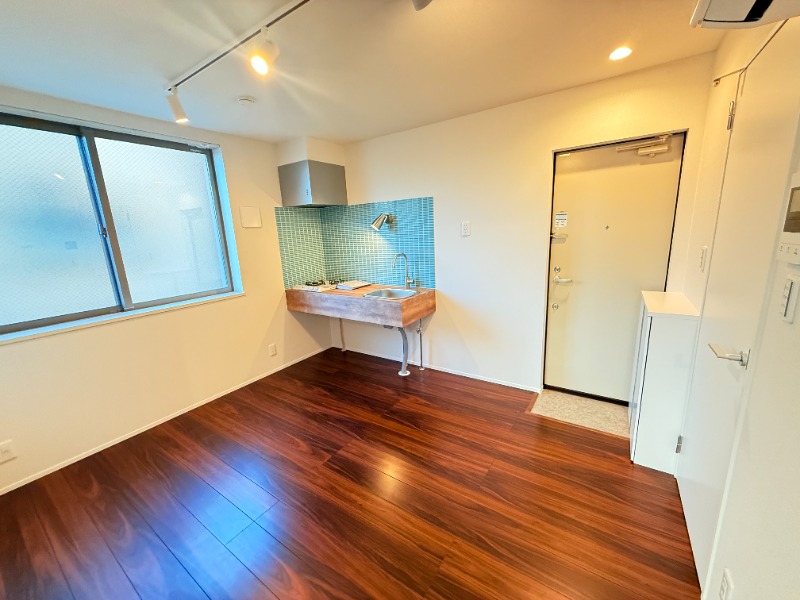 カーサ本木1階 カッコいい内装のリビング