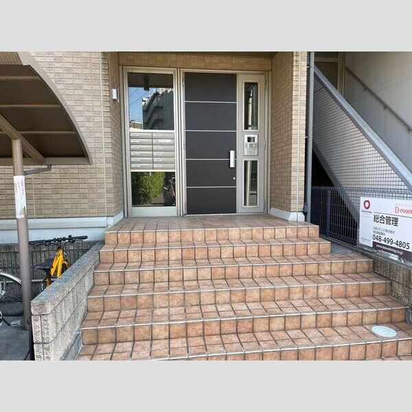 TREBINAウエスト エントランス