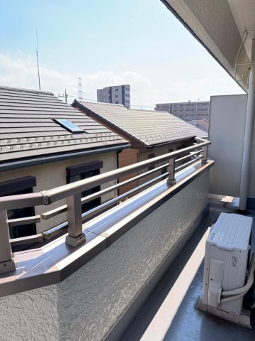 サンハイツ鈴木 広いバルコニー、眺望通風良好