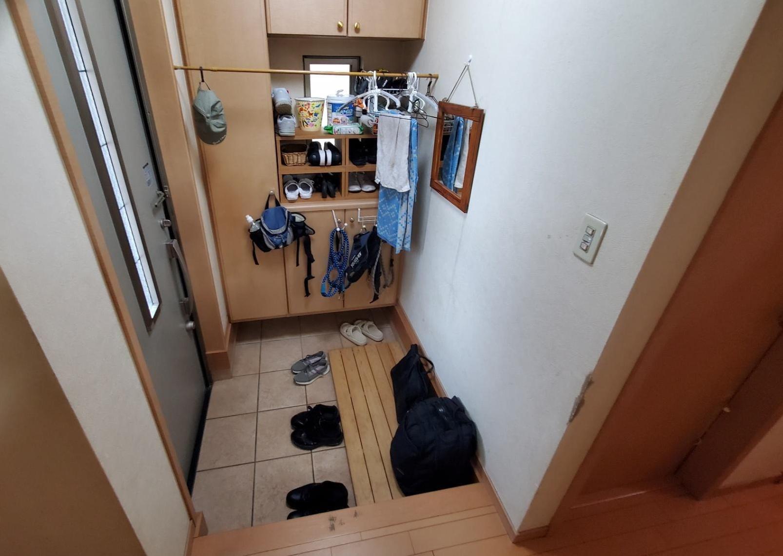 羽村市神明台戸建 玄関の収納もたっぷりあります。
