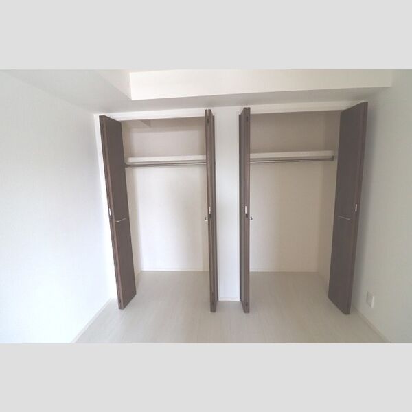 エクセレント ヒルズ302号室 洋室　クローゼット
