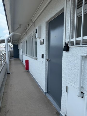 サンハイツ鈴木303号室 開放感のある共用通路