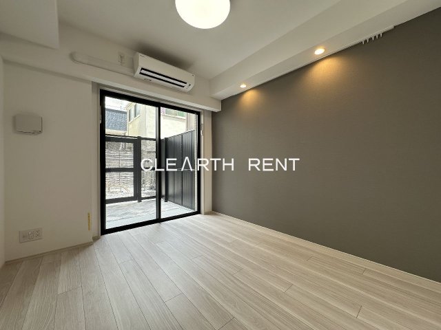 コンシェリア横濱山手 ＴＨＥ ＲＥＳＩＤＥＮＣＥ1階 スッキリとしたフローリング居室/プロジェクター照明設置