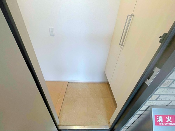 グランモアA棟101号室 玄関