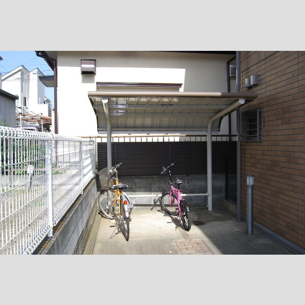 グリーンハイツ 屋根付き駐輪場