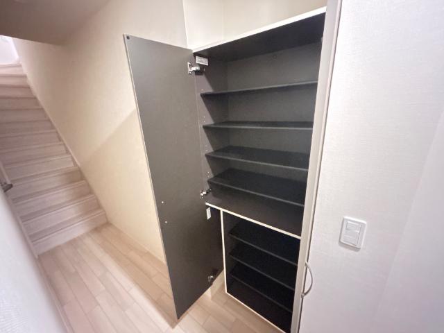 ブルヴァール202号室 下駄箱