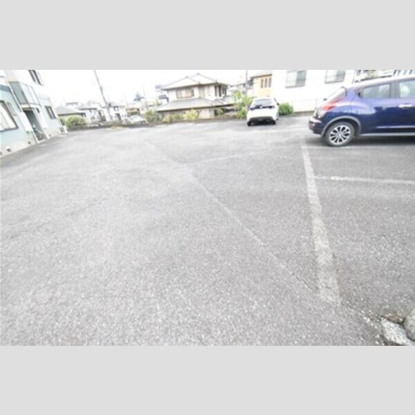 レザンシャトー102号室 駐車場です