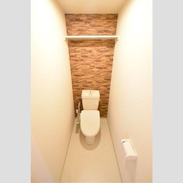 レザンシャトー102号室 温水洗浄暖房便座付トイレです