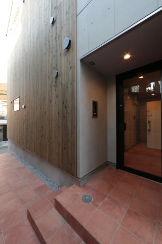 シャトレ生田緑地2F号室 防犯カメラ完備のエントランス