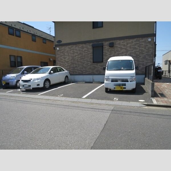 クレスト・エイト 駐車場